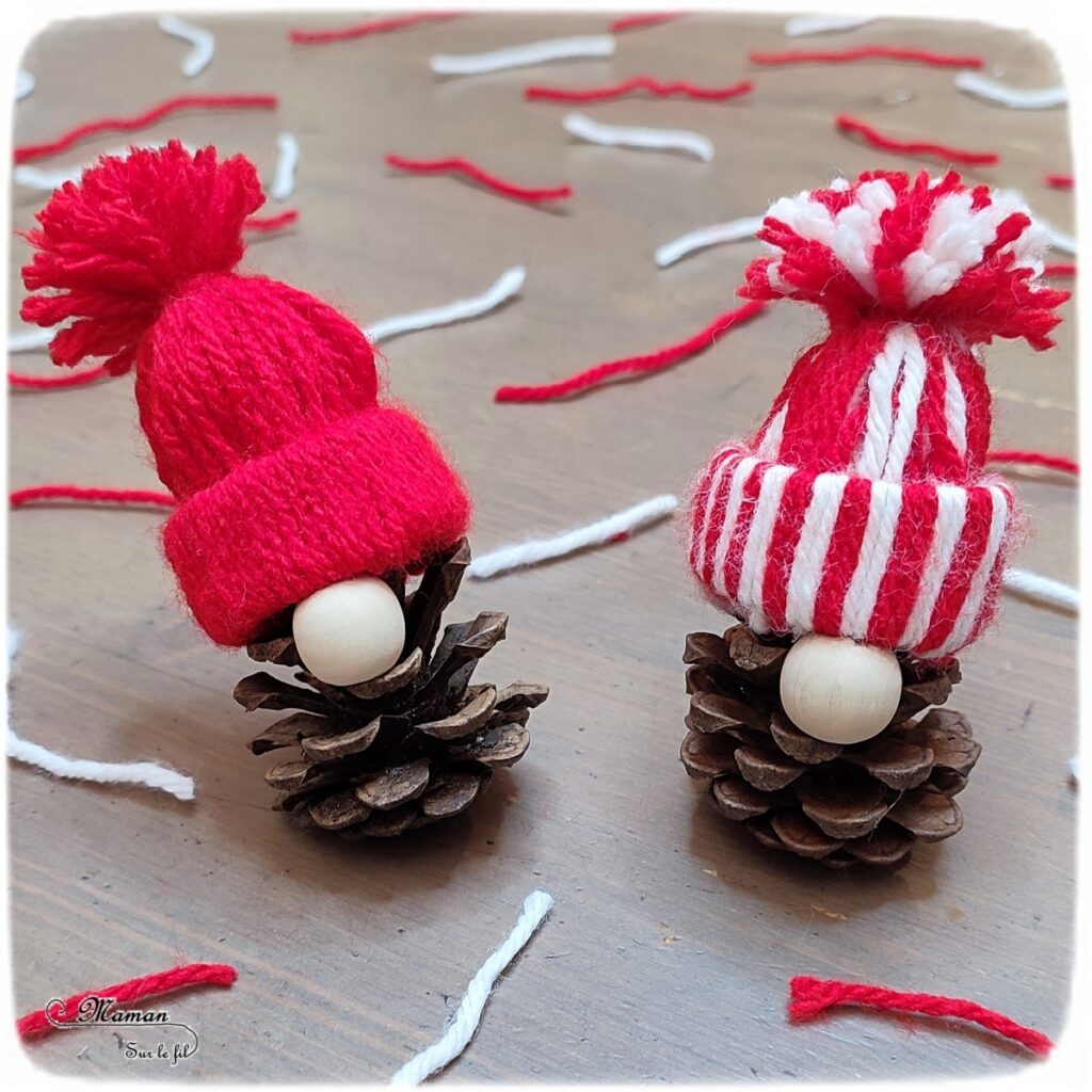 Activité créative et manuelle enfants - Fabriquer des petits gnomes de Noël - Bricolage et décoration DIY - Bonnets Hiver en laine tissée et récup' de rouleaux de papier toilettes - PQ - Lutins avec une pomme de pin et une perle en bois - Recyclage, Nature et Land Art - Fait Maison - Inspiration DIY - Créativité - arts visuels et atelier maternelle et élémentaire - Cycle 1 ou 2 - Hiver et Noël - mslf