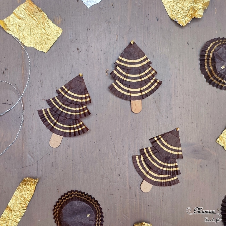 Activité créative et manuelle enfants - Fabriquer des décorations de Noël en récup' gourmande - Sapins et boules de Noël avec des emballages de rochers Ferrero, des bâtonnets de glace en bois et du carton - Récup' et Recyclage - Découpage collage - Marron et doré - Inspiration DIY pour décorations de Noël : sapins ou table - Végétaux et arbres - Noël et Hiver - Bricolage facile - Décoration - Créativité - arts visuels et atelier maternelle et élémentaire - Cycle 1 ou 2 - mslf