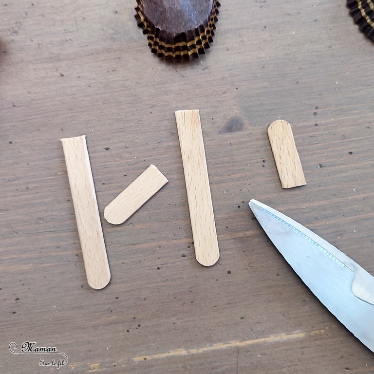 Activité créative et manuelle enfants - Fabriquer des décorations de Noël en récup' gourmande - Sapins et boules de Noël avec des emballages de rochers Ferrero, des bâtonnets de glace en bois et du carton - Récup' et Recyclage - Découpage collage - Marron et doré - Inspiration DIY pour décorations de Noël : sapins ou table - Végétaux et arbres - Noël et Hiver - Bricolage facile - Décoration - Créativité - arts visuels et atelier maternelle et élémentaire - Cycle 1 ou 2 - mslf