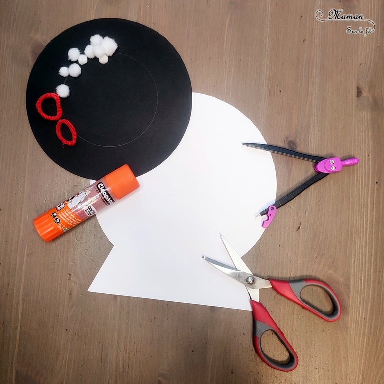 Activité créative et manuelle enfants -Cartes de voeux - Boule à neige et couronne de Noël blanche - Papier noir et blanc - Pompons blancs - Noeud en élastiques rouges - Carte tout en rondeur - Graphisme et Points - Cercles et collage - Cartes de voeux DIY - Joyeux noël - fêtes de fin d'année, hiver - Inspiration DIY pour carte de voeux ou de fin d'année - Noël et Hiver - Créativité - arts visuels et atelier maternelle et élémentaire - Cycle 1 ou 2 - mslf