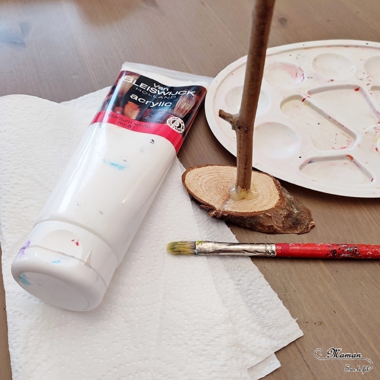 Activité créative et manuelle enfants - Fabriquer des panneaux de Noël DIY - Bricolage en récup' Fait maison - Signalisation de Laponie : maison du Père Noël, atelier des lutins, écurie des rennes, vente de sapins - Décoration de table ou de salon pour Noël et Fêtes de fin d'année - recyclage bois, nature, vieux meuble et carton - Peinture et dessin - Fausse neige - Inspiration DIY pour décorations de Noël - Bricolage facile - Décoration - Créativité - arts visuels et atelier maternelle et élémentaire - Cycle 1 ou 2 - mslf