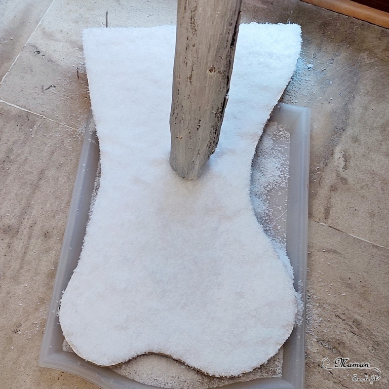 Activité créative et manuelle enfants - Fabriquer des panneaux de Noël DIY - Bricolage en récup' Fait maison - Signalisation de Laponie : maison du Père Noël, atelier des lutins, écurie des rennes, vente de sapins - Décoration de table ou de salon pour Noël et Fêtes de fin d'année - recyclage bois, nature, vieux meuble et carton - Peinture et dessin - Fausse neige - Inspiration DIY pour décorations de Noël - Bricolage facile - Décoration - Créativité - arts visuels et atelier maternelle et élémentaire - Cycle 1 ou 2 - mslf