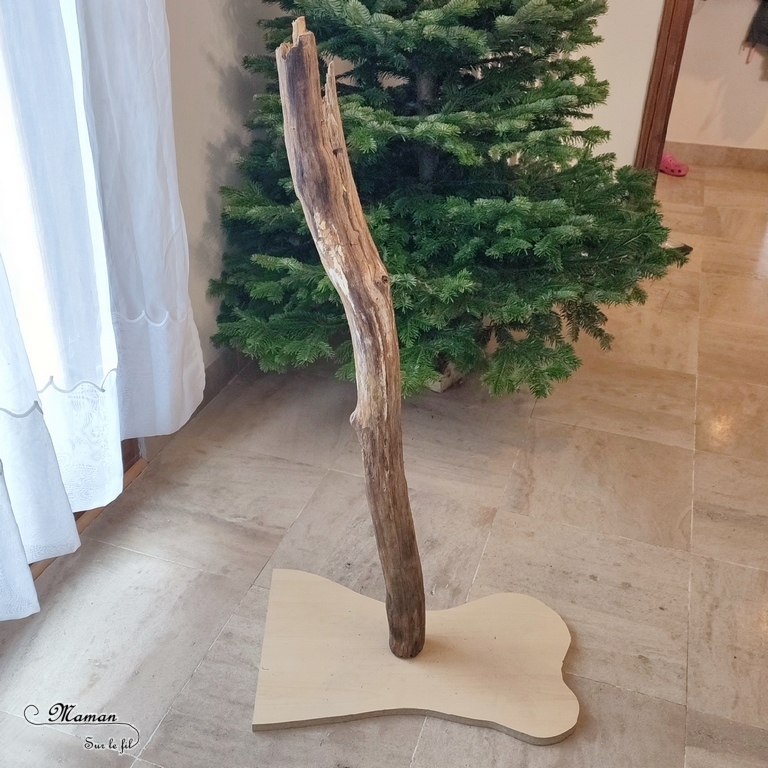 Activité créative et manuelle enfants - Fabriquer des panneaux de Noël DIY - Bricolage en récup' Fait maison - Signalisation de Laponie : maison du Père Noël, atelier des lutins, écurie des rennes, vente de sapins - Décoration de table ou de salon pour Noël et Fêtes de fin d'année - recyclage bois, nature, vieux meuble et carton - Peinture et dessin - Fausse neige - Inspiration DIY pour décorations de Noël - Bricolage facile - Décoration - Créativité - arts visuels et atelier maternelle et élémentaire - Cycle 1 ou 2 - mslf