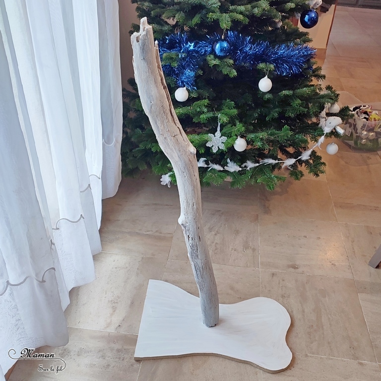 Activité créative et manuelle enfants - Fabriquer des panneaux de Noël DIY - Bricolage en récup' Fait maison - Signalisation de Laponie : maison du Père Noël, atelier des lutins, écurie des rennes, vente de sapins - Décoration de table ou de salon pour Noël et Fêtes de fin d'année - recyclage bois, nature, vieux meuble et carton - Peinture et dessin - Fausse neige - Inspiration DIY pour décorations de Noël - Bricolage facile - Décoration - Créativité - arts visuels et atelier maternelle et élémentaire - Cycle 1 ou 2 - mslf