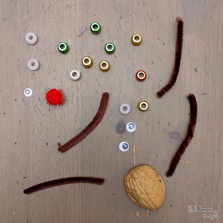 Activité créative et manuelle enfants -Fabriquer des rennes de Noël avec des coquilles de noix, des fils chenille et des perles - Rodolphe avec des bois décorés - Carte de voeux DIY, suspensions pour le sapin ou décoration de Noël - Graphisme - Motricité fine - Joyeux noël - fêtes de fin d'année, hiver - Inspiration DIY pour carte de voeux ou de fin d'année - Animaux du froid - Noël et Hiver - Bricolage facile - Décoration - Créativité - arts visuels et atelier maternelle et élémentaire - Cycle 1 ou 2 - mslf