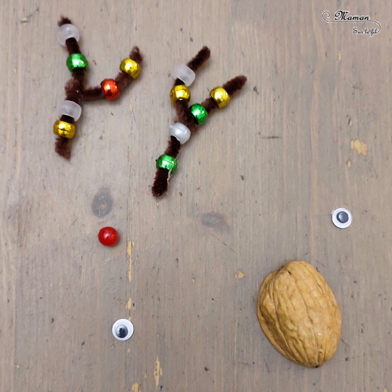 Activité créative et manuelle enfants -Fabriquer des rennes de Noël avec des coquilles de noix, des fils chenille et des perles - Rodolphe avec des bois décorés - Carte de voeux DIY, suspensions pour le sapin ou décoration de Noël - Graphisme - Motricité fine - Joyeux noël - fêtes de fin d'année, hiver - Inspiration DIY pour carte de voeux ou de fin d'année - Animaux du froid - Noël et Hiver - Bricolage facile - Décoration - Créativité - arts visuels et atelier maternelle et élémentaire - Cycle 1 ou 2 - mslf