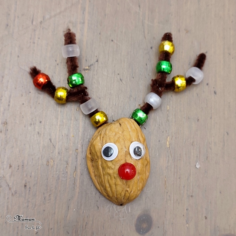 Activité créative et manuelle enfants -Fabriquer des rennes de Noël avec des coquilles de noix, des fils chenille et des perles - Rodolphe avec des bois décorés - Carte de voeux DIY, suspensions pour le sapin ou décoration de Noël - Graphisme - Motricité fine - Joyeux noël - fêtes de fin d'année, hiver - Inspiration DIY pour carte de voeux ou de fin d'année - Animaux du froid - Noël et Hiver - Bricolage facile - Décoration - Créativité - arts visuels et atelier maternelle et élémentaire - Cycle 1 ou 2 - mslf