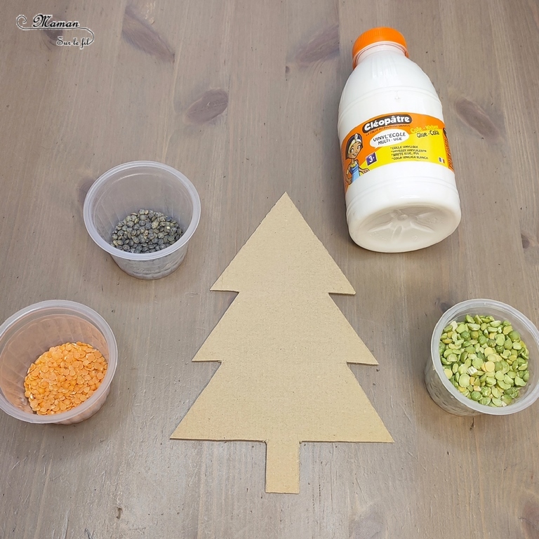 Activité créative et manuelle enfants - Fabriquer un sapin en graines collées - Collage de lentilles brunes, vertes, corail et pois cassés - Sapin et carte à toucher - Récup de carton - Recyclage - Sensoriel - Inspiration DIY pour fin d'année - Végétaux et arbres - Noël et Hiver - Bricolage facile - Décoration - Créativité - arts visuels et atelier maternelle et élémentaire - Cycle 1 ou 2 - mslf