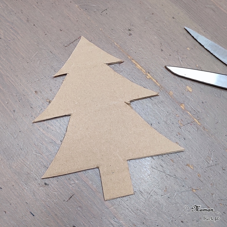 Activité créative et manuelle enfants - Fabriquer un sapin avec du carton ondulé déchiré - Récup' et Recyclage - Découpage collage Graphisme et motricité fine - Carton, noir et blanc - Inspiration DIY pour carte de voeux ou de fin d'année - Végétaux et arbres - Noël et Hiver - Bricolage facile - Décoration - Créativité - arts visuels et atelier maternelle et élémentaire - Cycle 1 ou 2 - mslf