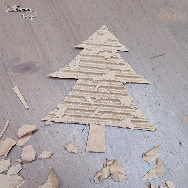 Activité créative et manuelle enfants - Fabriquer un sapin avec du carton ondulé déchiré - Récup' et Recyclage - Découpage collage Graphisme et motricité fine - Carton, noir et blanc - Inspiration DIY pour carte de voeux ou de fin d'année - Végétaux et arbres - Noël et Hiver - Bricolage facile - Décoration - Créativité - arts visuels et atelier maternelle et élémentaire - Cycle 1 ou 2 - mslf