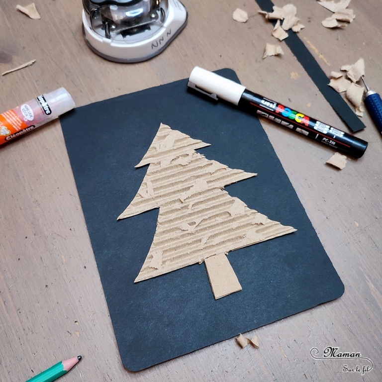 Activité créative et manuelle enfants - Fabriquer un sapin avec du carton ondulé déchiré - Récup' et Recyclage - Découpage collage Graphisme et motricité fine - Carton, noir et blanc - Inspiration DIY pour carte de voeux ou de fin d'année - Végétaux et arbres - Noël et Hiver - Bricolage facile - Décoration - Créativité - arts visuels et atelier maternelle et élémentaire - Cycle 1 ou 2 - mslf