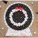 Activité créative et manuelle enfants -Cartes de voeux - Boule à neige et couronne de Noël blanche - Papier noir et blanc - Pompons blancs - Noeud en élastiques rouges - Carte tout en rondeur - Graphisme et Points - Cercles et collage - Cartes de voeux DIY - Joyeux noël - fêtes de fin d'année, hiver - Inspiration DIY pour carte de voeux ou de fin d'année - Noël et Hiver - Créativité - arts visuels et atelier maternelle et élémentaire - Cycle 1 ou 2 - mslf