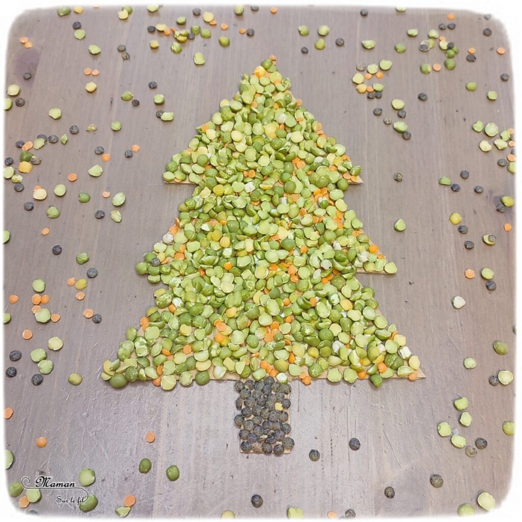 Activité créative et manuelle enfants - Fabriquer un sapin en graines collées - Collage de lentilles brunes, vertes, corail et pois cassés - Sapin et carte à toucher - Récup de carton - Recyclage - Sensoriel - Inspiration DIY pour fin d'année - Végétaux et arbres - Noël et Hiver - Bricolage facile - Décoration - Créativité - arts visuels et atelier maternelle et élémentaire - Cycle 1 ou 2 - mslf