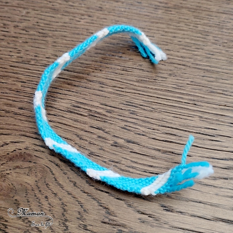 Activité créative et manuelle enfants -Fabriquer un bonhomme de neige avec des boules de papier froissé - Mini Bonnet et écharpe en laine - Bonnet en laine tissé sur rouleau papier toilette carton - Echarpe en bracelet brésilien - Bricolage 3D récup' - Brindilles, branches, boutons, collage -Hiver, banquise, froid, neige - Arts visuels Maternelle et élémentaire - Créativité - Cycle 1 ou 2 - mslf