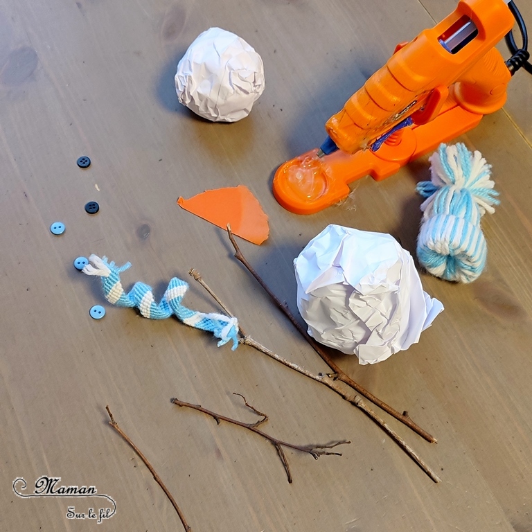 Activité créative et manuelle enfants -Fabriquer un bonhomme de neige avec des boules de papier froissé - Mini Bonnet et écharpe en laine - Bonnet en laine tissé sur rouleau papier toilette carton - Echarpe en bracelet brésilien - Bricolage 3D récup' - Brindilles, branches, boutons, collage -Hiver, banquise, froid, neige - Arts visuels Maternelle et élémentaire - Créativité - Cycle 1 ou 2 - mslf