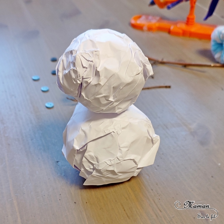 Activité créative et manuelle enfants -Fabriquer un bonhomme de neige avec des boules de papier froissé - Mini Bonnet et écharpe en laine - Bonnet en laine tissé sur rouleau papier toilette carton - Echarpe en bracelet brésilien - Bricolage 3D récup' - Brindilles, branches, boutons, collage -Hiver, banquise, froid, neige - Arts visuels Maternelle et élémentaire - Créativité - Cycle 1 ou 2 - mslf