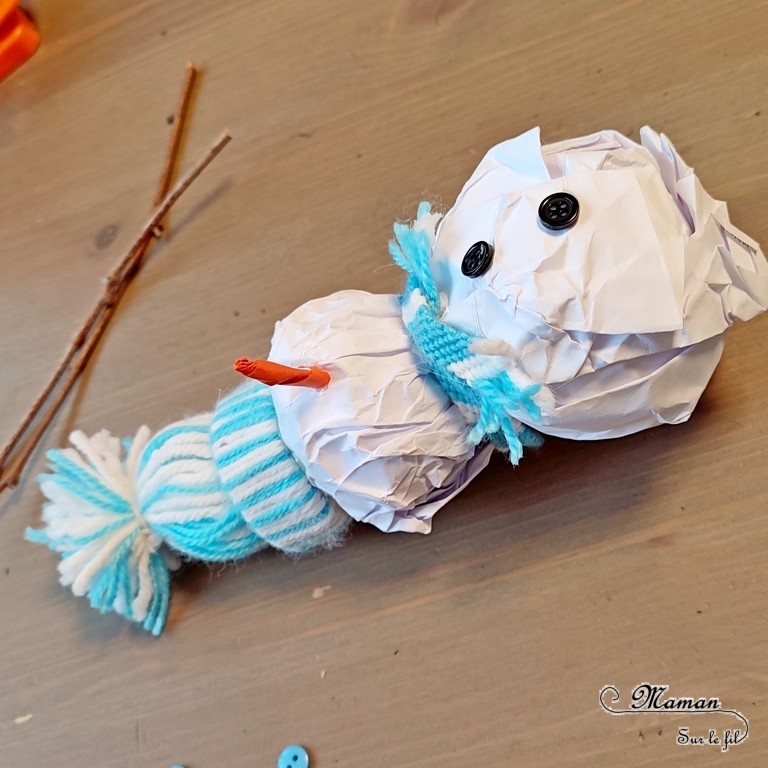 Activité créative et manuelle enfants -Fabriquer un bonhomme de neige avec des boules de papier froissé - Mini Bonnet et écharpe en laine - Bonnet en laine tissé sur rouleau papier toilette carton - Echarpe en bracelet brésilien - Bricolage 3D récup' - Brindilles, branches, boutons, collage -Hiver, banquise, froid, neige - Arts visuels Maternelle et élémentaire - Créativité - Cycle 1 ou 2 - mslf