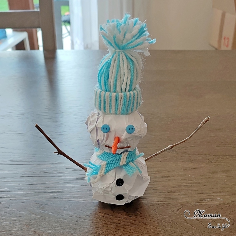 Activité créative et manuelle enfants -Fabriquer un bonhomme de neige avec des boules de papier froissé - Mini Bonnet et écharpe en laine - Bonnet en laine tissé sur rouleau papier toilette carton - Echarpe en bracelet brésilien - Bricolage 3D récup' - Brindilles, branches, boutons, collage -Hiver, banquise, froid, neige - Arts visuels Maternelle et élémentaire - Créativité - Cycle 1 ou 2 - mslf