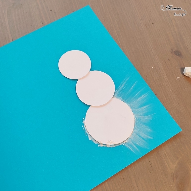 Activité créative et manuelle enfants -Créer des bonhommes de neige au pastel étalé au doigt - Forme créée avec plusieurs cercles de papier utilisés comme pochoir - Sensoriel - Effet lumineux - Dessin et graphisme - Hiver, banquise, froid, neige - Arts visuels Maternelle et élémentaire - Créativité - Cycle 1 ou 2 - mslf