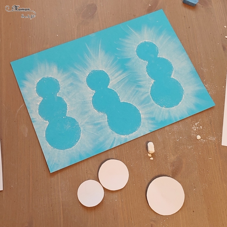 Activité créative et manuelle enfants -Créer des bonhommes de neige au pastel étalé au doigt - Forme créée avec plusieurs cercles de papier utilisés comme pochoir - Sensoriel - Effet lumineux - Dessin et graphisme - Hiver, banquise, froid, neige - Arts visuels Maternelle et élémentaire - Créativité - Cycle 1 ou 2 - mslf