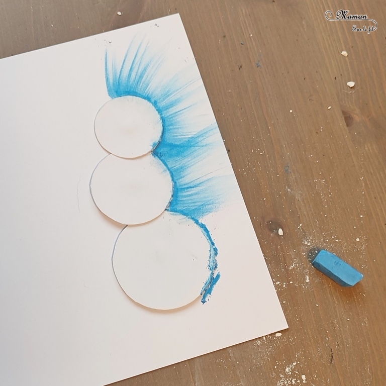 Activité créative et manuelle enfants -Créer des bonhommes de neige au pastel étalé au doigt - Forme créée avec plusieurs cercles de papier utilisés comme pochoir - Sensoriel - Effet lumineux - Dessin et graphisme - Hiver, banquise, froid, neige - Arts visuels Maternelle et élémentaire - Créativité - Cycle 1 ou 2 - mslf