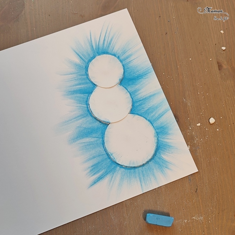 Activité créative et manuelle enfants -Créer des bonhommes de neige au pastel étalé au doigt - Forme créée avec plusieurs cercles de papier utilisés comme pochoir - Sensoriel - Effet lumineux - Dessin et graphisme - Hiver, banquise, froid, neige - Arts visuels Maternelle et élémentaire - Créativité - Cycle 1 ou 2 - mslf