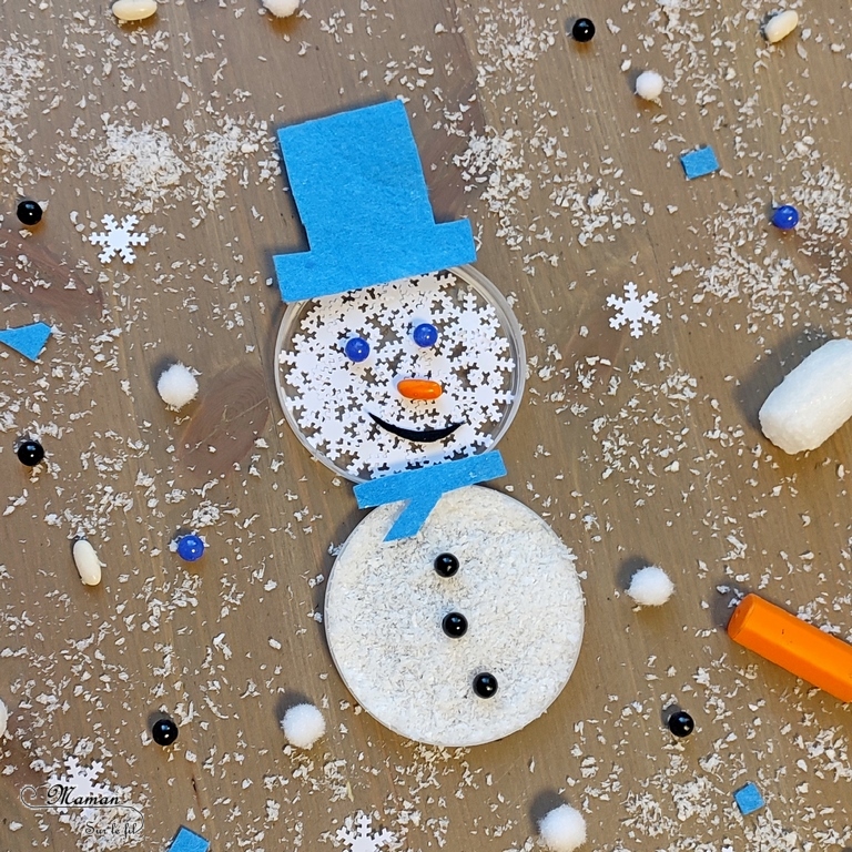 Activité créative et manuelle enfants -Fabriquer des bonhommes de neige sensoriels en récup' - Bouchons en plastique de Boite de chips type Pringles - Matériel créatif divers - haricots blancs, fausse neige, flocons, pompons, playmais, coton - Accessoires en feutrine et perles - Collage et art éphémère - Hiver, banquise, froid, neige - Arts visuels Maternelle et élémentaire - Créativité - Cycle 1 ou 2 - mslf