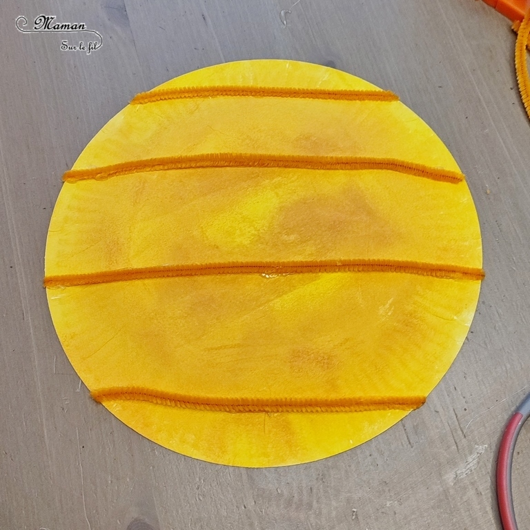 Activité créative et manuelle enfants -Fabriquer une galette multi-sensorielle -Epiphanie - Travail autour des 5 sens - Odorat avec arôme amande - Ouïe avec lentilles - Toucher avec différentes textures en récup' - Vue avec paillettes et de quoi observer - goût avec vraie galette - Bricolage, peinture, matériel créatif - Arts visuels Pré-scolaire Maternelle et élémentaire - Thème hiver, fête des rois ou Rois et Reines - Créativité - Cycle 1 ou 2 - mslf