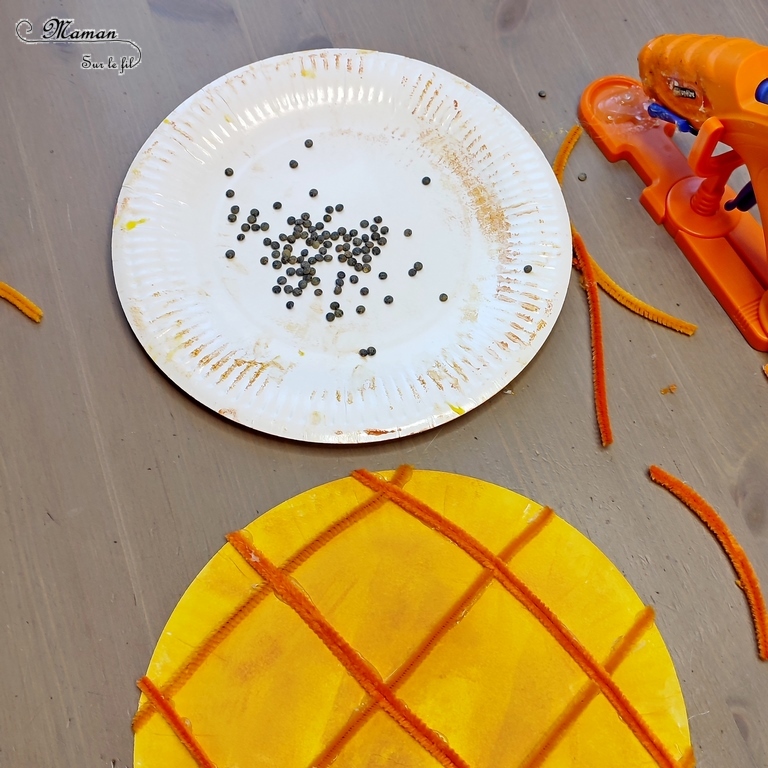 Activité créative et manuelle enfants -Fabriquer une galette multi-sensorielle -Epiphanie - Travail autour des 5 sens - Odorat avec arôme amande - Ouïe avec lentilles - Toucher avec différentes textures en récup' - Vue avec paillettes et de quoi observer - goût avec vraie galette - Bricolage, peinture, matériel créatif - Arts visuels Pré-scolaire Maternelle et élémentaire - Thème hiver, fête des rois ou Rois et Reines - Créativité - Cycle 1 ou 2 - mslf