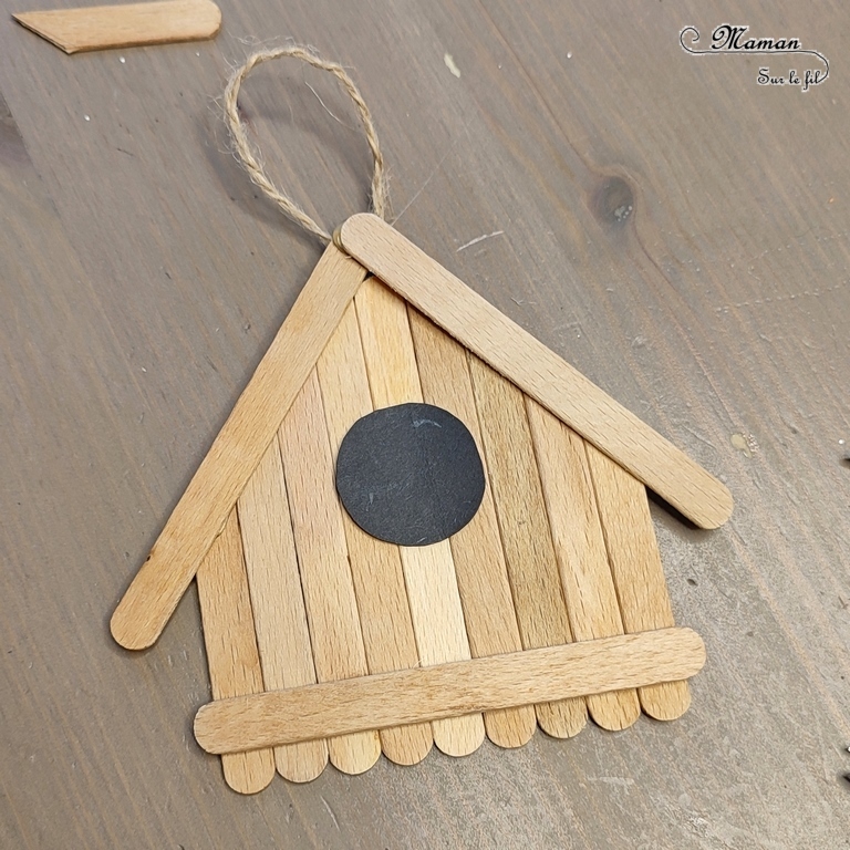 Activité créative et manuelle enfants - Cabane à oiseaux en récup' - Bâtonnets de glace en bois, perle en bois, plumes - Bricolage et collage pour le printemps - Suspension décoration pour le jardin - Bricolage facile et rigolo - Recyclage et surcyclage - Arts visuels Maternelle et élémentaire - Créativité - Cycle 1 ou 2 - mslf