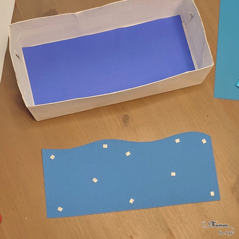Activité créative et manuelle enfants -Banquise en récup', dégradé de bleus et en relief - Découpage, collage de papier bleus - Animaux du froid : ours polaire et manchot / pingouin en noir - Récup d'une boite en carton - La banquise en valise - Travail autour des couleurs et leurs nuances - Froid et hiver - 3D grâce aux carrés mousses adhésifs double face - Arts visuels Maternelle et élémentaire - Créativité - Cycle 1 ou 2 - mslf