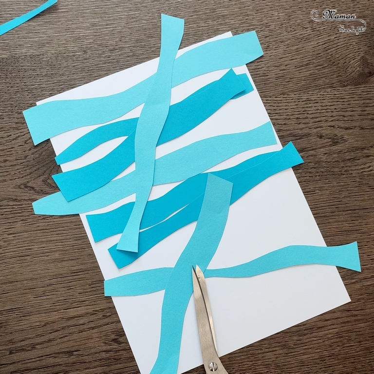 Activité créative et manuelle enfants - Manchot ou pingouin sur bandes bleues et blanches de papier - Récup' de chutes de papier - Découpage et collage de bandes - algorithme - technique pour fond - ronds peinture tampon et coton-tige - Silhouette noire de manchot - contraste avec la couleur - Animaux banquise - bricolage - Recyclage et surcyclage - Animaux du froid - Froid et hiver - Arts visuels Maternelle et élémentaire - Créativité - Cycle 1 ou 2 - mslf