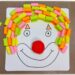 Activité créative et manuelle enfants - Clown avec des cheveux en post-it roulés - Papier enroulé, initiation quilling, motricité fine - couleurs fluos - Nez rouge en pompon et dessin - Cheveux en plusieurs techniques - Carnaval, mardi-gras, cirque - Arts visuels Maternelle et élémentaire - Créativité - Cycle 1 ou 2 - mslf