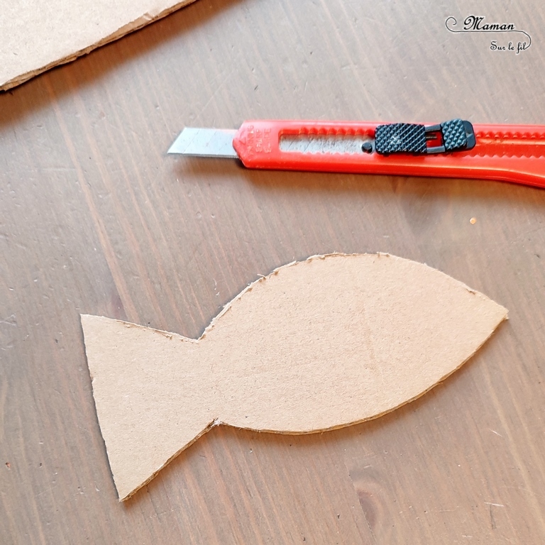 Activité créative et manuelle enfants - Fabriquer des poissons d'avril en carton déchiré - Récup, recyclage, surcyclage - Découpage, déchirage, dessin - A accrocher dans le dos ou en décoration - Bricolage facile et rapide pour le 1er avril; l'été ou un thème sur les animaux marins - Arts visuels Maternelle et élémentaire - Créativité - Cycle 1 ou 2 - tutoriel photos - mslf