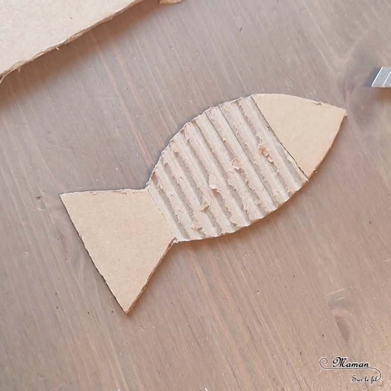 Activité créative et manuelle enfants - Fabriquer des poissons d'avril en carton déchiré - Récup, recyclage, surcyclage - Découpage, déchirage, dessin - A accrocher dans le dos ou en décoration - Bricolage facile et rapide pour le 1er avril; l'été ou un thème sur les animaux marins - Arts visuels Maternelle et élémentaire - Créativité - Cycle 1 ou 2 - tutoriel photos - mslf