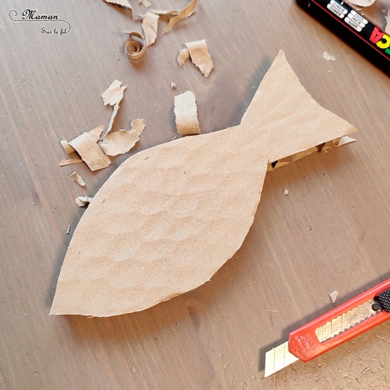 Activité créative et manuelle enfants - Fabriquer des poissons d'avril en carton déchiré - Récup, recyclage, surcyclage - Découpage, déchirage, dessin - A accrocher dans le dos ou en décoration - Bricolage facile et rapide pour le 1er avril; l'été ou un thème sur les animaux marins - Arts visuels Maternelle et élémentaire - Créativité - Cycle 1 ou 2 - tutoriel photos - mslf