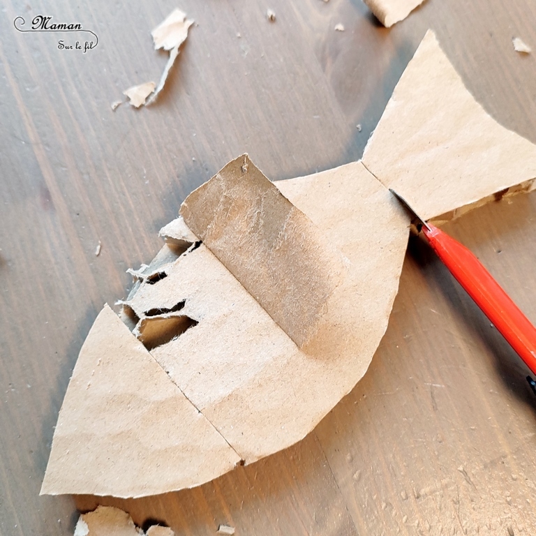 Activité créative et manuelle enfants - Fabriquer des poissons d'avril en carton déchiré - Récup, recyclage, surcyclage - Découpage, déchirage, dessin - A accrocher dans le dos ou en décoration - Bricolage facile et rapide pour le 1er avril; l'été ou un thème sur les animaux marins - Arts visuels Maternelle et élémentaire - Créativité - Cycle 1 ou 2 - tutoriel photos - mslf