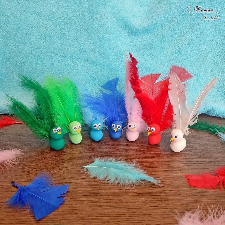 Activité créative, manuelle, pédagogique et éducative enfants - Oiseaux en pâte à modeler, plumes et association de couleurs - Jeu et atelier DIY - Maternelle et pré-scolaire - Modelage et Motricité fine - Planter les plumes dans les oiseaux en fonction des couleurs - Animaux et Printemps - Arts visuels Maternelle et élémentaire - Créativité - Cycle 1 ou 2 - mslf