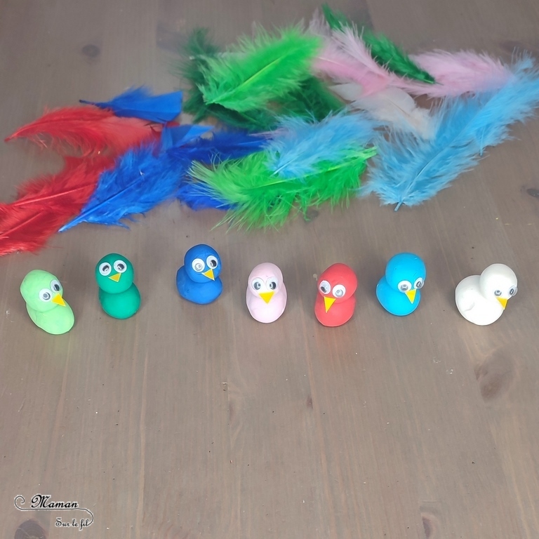 Activité créative, manuelle, pédagogique et éducative enfants - Oiseaux en pâte à modeler, plumes et association de couleurs - Jeu et atelier DIY - Maternelle et pré-scolaire - Modelage et Motricité fine - Planter les plumes dans les oiseaux en fonction des couleurs - Animaux et Printemps - Arts visuels Maternelle et élémentaire - Créativité - Cycle 1 ou 2 - mslf