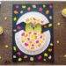 Activité créative et manuelle enfants - Poussin en pâte à modeler Jovi dans son oeuf en assiette en carton - Oiseau modelé en plasticine, sensoriel - Oeuf décoré avec gommettes mosaique et dessin - Poussin qui sort de l'oeuf - Bricolage pour le printemps et pour Pâques - Bricolage facile et rigolo - Arts visuels Maternelle et élémentaire - Créativité - Cycle 1 ou 2 - mslf