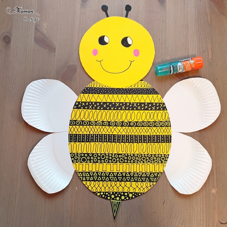 Activité créative et manuelle enfants - Créer une abeille en graphismes - Bandes de papier découpées et collées - Abeille graphique - récup', recyclage, surcyclage assiettes en carton pour les ailes -Découpage et collage - Dessin - Bricolage facile et rapide pour le printemps ou un thème sur les insectes et animaux - Arts visuels Maternelle et élémentaire - Créativité - Cycle 1 ou 2 - Tutoriel Photos - mslf