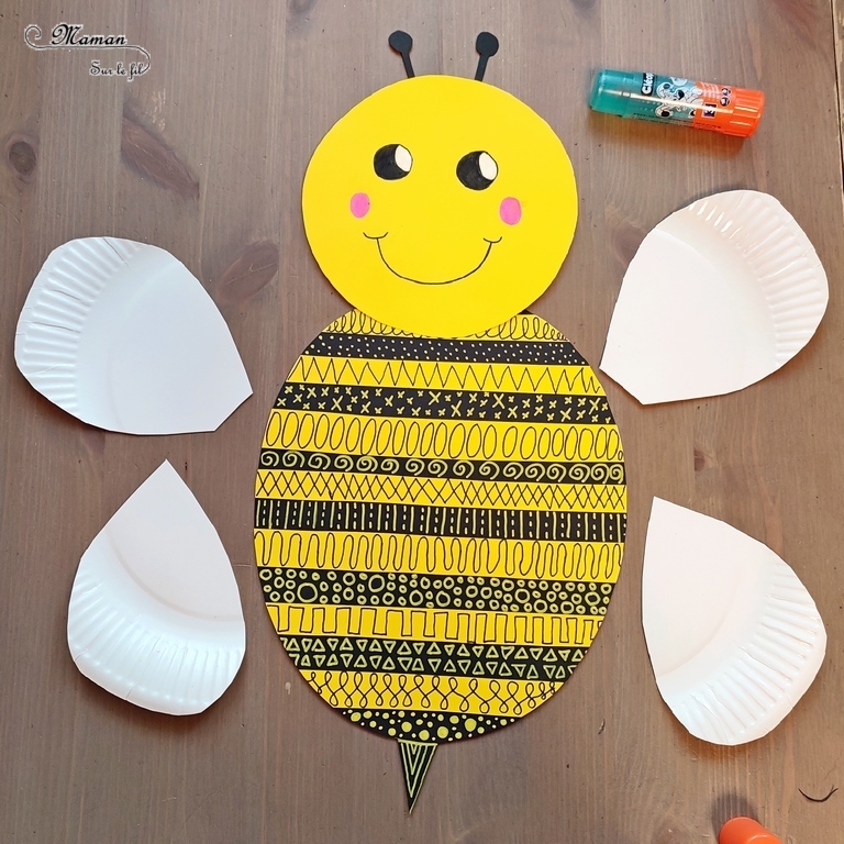 Activité créative et manuelle enfants - Créer une abeille en graphismes - Bandes de papier découpées et collées - Abeille graphique - récup', recyclage, surcyclage assiettes en carton pour les ailes -Découpage et collage - Dessin - Bricolage facile et rapide pour le printemps ou un thème sur les insectes et animaux - Arts visuels Maternelle et élémentaire - Créativité - Cycle 1 ou 2 - Tutoriel Photos - mslf