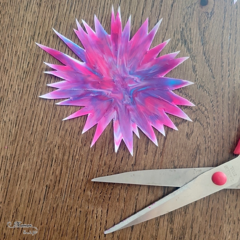 Activité créative et manuelle enfants - Créer des fleurs en pâte à modeler étalée et leur pot en carton déchiré - Technique pour effet marbré - Récup', recyclage, surcyclage de carton ondulé et de boutons - Dessin et Motricité fine - Découpage et collage - Décoration - Bricolage facile et original pour le printemps ou un thème sur les fleurs - Arts visuels Maternelle et élémentaire - Créativité - Cycle 1 ou 2 - Tutoriel Photos - mslf