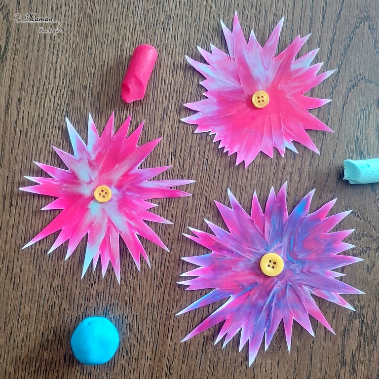 Activité créative et manuelle enfants - Créer des fleurs en pâte à modeler étalée et leur pot en carton déchiré - Technique pour effet marbré - Récup', recyclage, surcyclage de carton ondulé et de boutons - Dessin et Motricité fine - Découpage et collage - Décoration - Bricolage facile et original pour le printemps ou un thème sur les fleurs - Arts visuels Maternelle et élémentaire - Créativité - Cycle 1 ou 2 - Tutoriel Photos - mslf