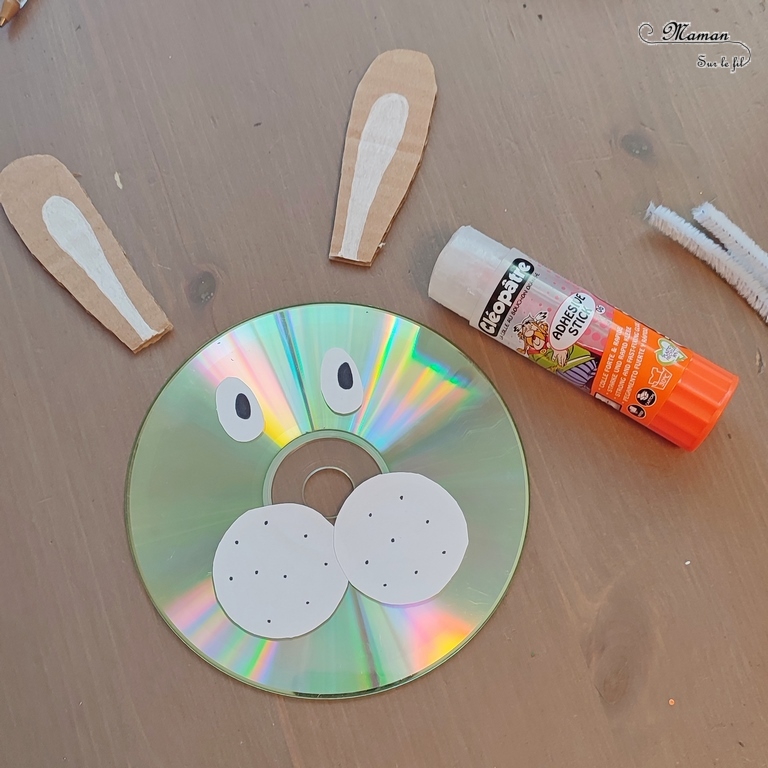 Activité créative et manuelle enfants - Fabriquer des lapins avec de vieux CD - Récup, recyclage, surcyclage carton, cd, bâtonnets de glace en bois - Découpage, collage, peinture - Décoration - Bricolage facile et rapide pour le printemps, Pâques ou un thème sur les animaux de la ferme - Arts visuels Maternelle et élémentaire - Créativité - Cycle 1 ou 2 - Tutoriel Photos - mslf