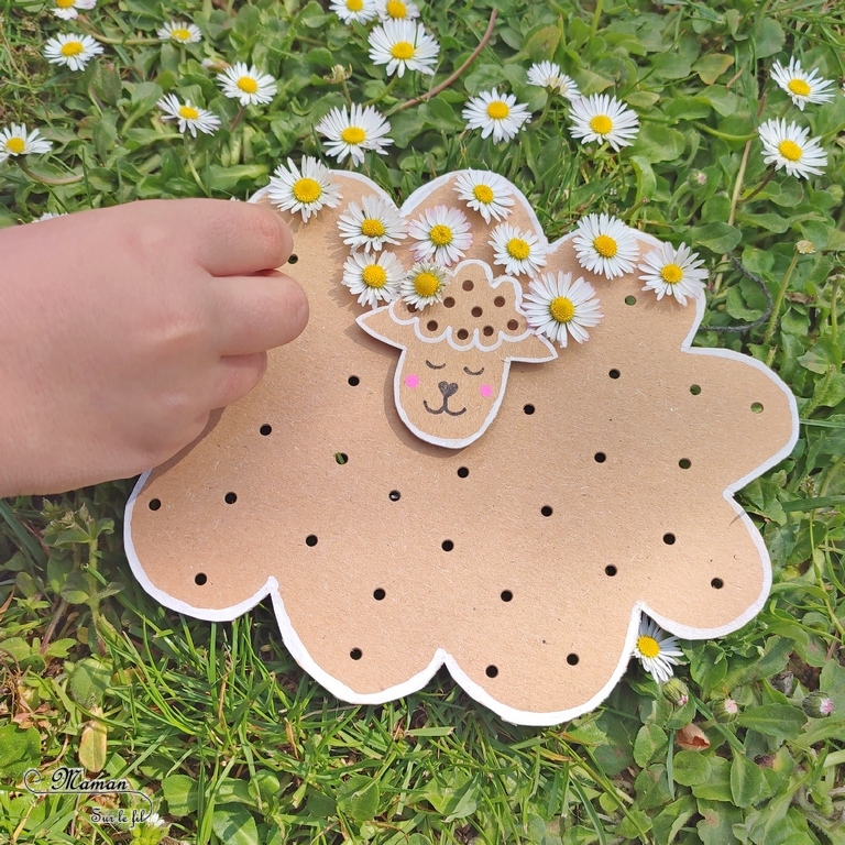 Activité créative et manuelle enfants - Fabriquer un mouton de Pâque en carton et en pâquerettes ou en laine - Récup, recyclage, surcyclage - Découpage, bricolage, dessin, jeu DIY - Motricité fine, tissage, broderie et nature - Land art avec fleurs - Décoration - Bricolage facile et rapide pour Pâques, le printemps ou un thème sur les animaux de la ferme - Arts visuels Maternelle et élémentaire - Créativité - Cycle 1 ou 2 - tutoriel photos - mslf