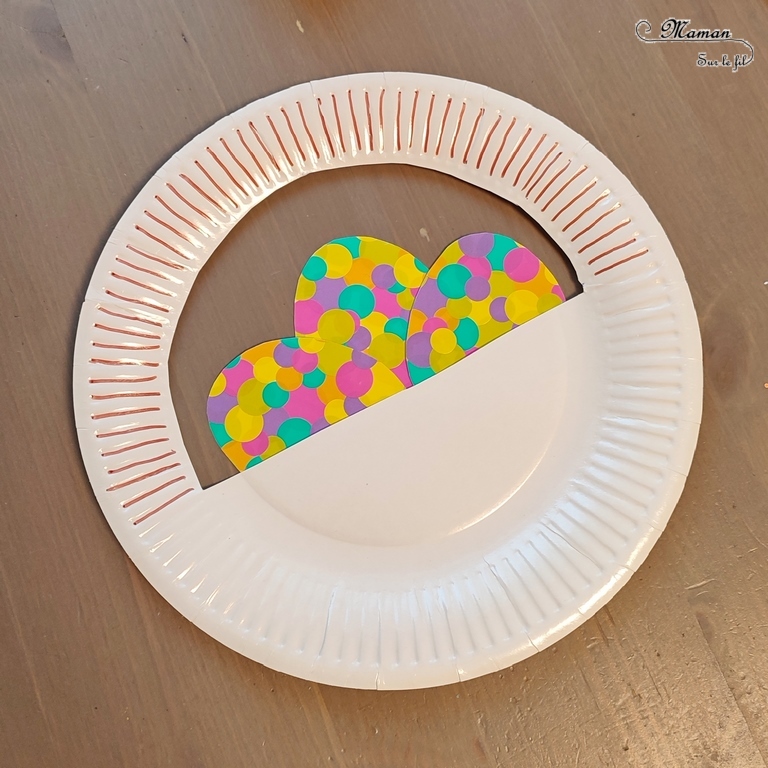 Activité créative et manuelle enfants - Fabriquer un panier et des oeufs de Pâques avec une assiette en carton et des gommettes couleurs Pastels - découpage collage - Bricolage facile et rapide pour les plus petits - Récup, recyclage, surcyclage - Printemps, Pâques et thème animaux - Arts visuels préscolaire Maternelle et élémentaire - Créativité - Cycle 1 ou 2 - mslf