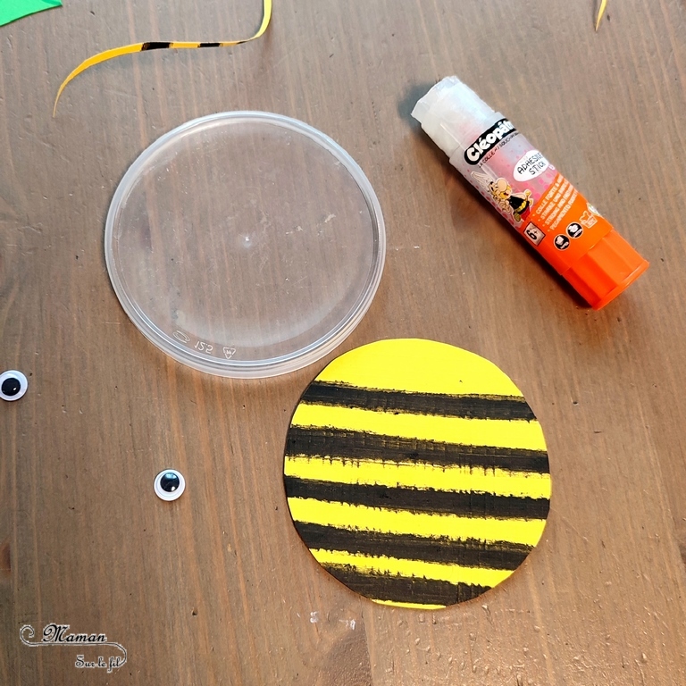 Activité créative et manuelle enfants - Fabriquer des insectes en récup' de bouchons de chips type Pringles - Abeille et coccinelle sur leur feuille - recyclage, surcyclage de bouchons de boites de chips et tuiles type Pringles -Découpage et collage de papier et de calque- Dessin - Décoration - Bricolage facile et rapide pour le printemps ou un thème sur les insectes et animaux - Arts visuels Maternelle et élémentaire - Créativité - Cycle 1 ou 2 - Tutoriel Photos - mslf