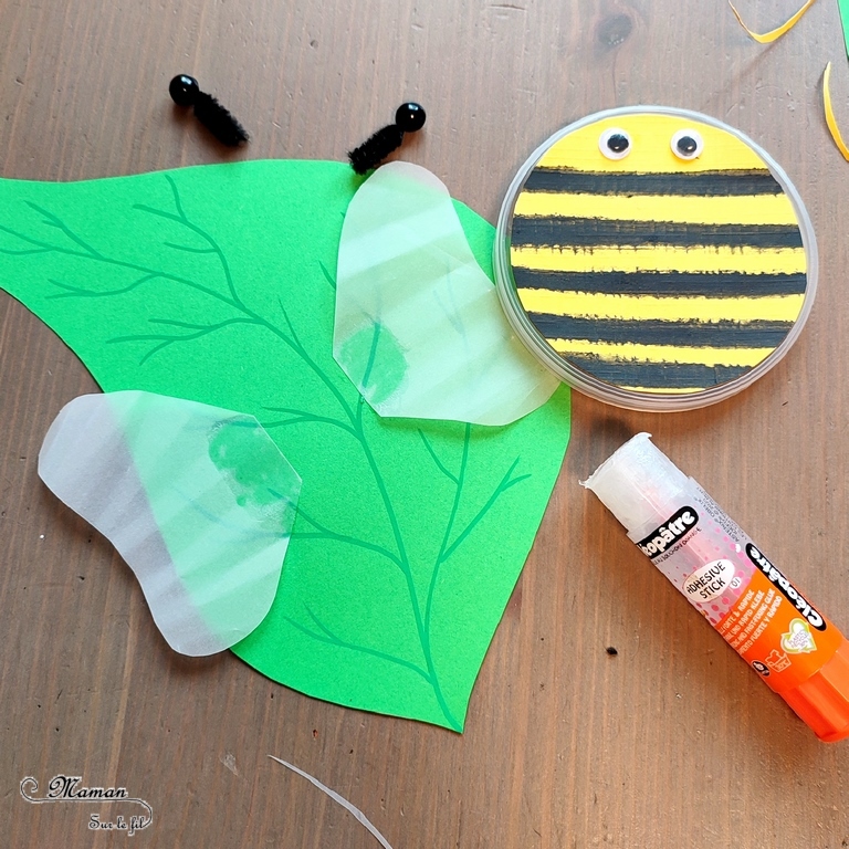 Activité créative et manuelle enfants - Fabriquer des insectes en récup' de bouchons de chips type Pringles - Abeille et coccinelle sur leur feuille - recyclage, surcyclage de bouchons de boites de chips et tuiles type Pringles -Découpage et collage de papier et de calque- Dessin - Décoration - Bricolage facile et rapide pour le printemps ou un thème sur les insectes et animaux - Arts visuels Maternelle et élémentaire - Créativité - Cycle 1 ou 2 - Tutoriel Photos - mslf