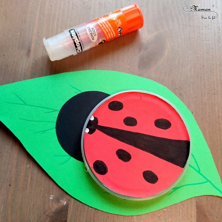 Activité créative et manuelle enfants - Fabriquer des insectes en récup' de bouchons de chips type Pringles - Abeille et coccinelle sur leur feuille - recyclage, surcyclage de bouchons de boites de chips et tuiles type Pringles -Découpage et collage de papier et de calque- Dessin - Décoration - Bricolage facile et rapide pour le printemps ou un thème sur les insectes et animaux - Arts visuels Maternelle et élémentaire - Créativité - Cycle 1 ou 2 - Tutoriel Photos - mslf